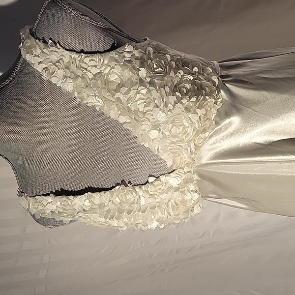 Flora Long White Nightgown with Deep V-Neck, Size: M - Picture 3 of 9